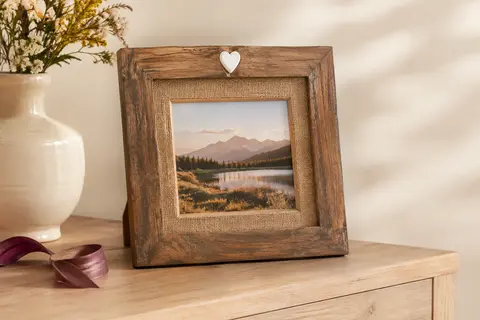 Cadre photo rectangulaire en bois brun vieilli avec cœur blanc, passe-partout en jute et photo de paysage