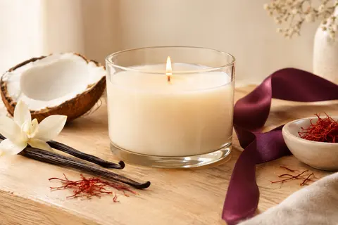 Bougie parfumée à la vanille et à la noix de coco dans un contenant rond en verre