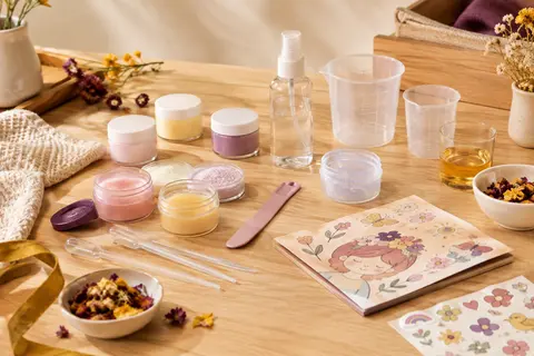 Kit de cosmétique créatif avec pots, vaporisateur, pipettes et accessoires sur un fond clair