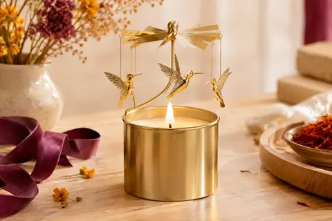 Bougie Curimama en récipient métallique avec décor de colibri rotatif et flamme parfumée à la rose