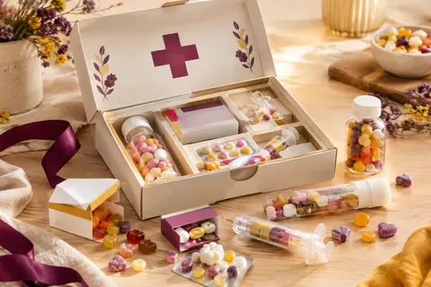 Coffret de bonbons humoristique en forme de kit de pharmacie, présenté avec ses accessoires et confiseries