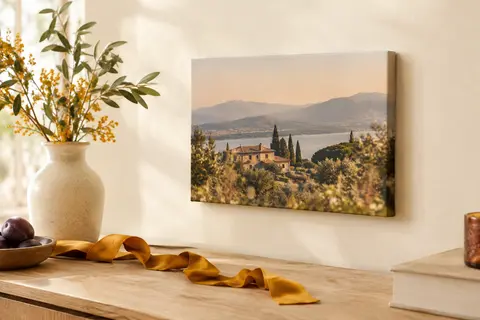 Toile photo personnalisée rectangulaire sur châssis en bois, exposée dans un décor clair et chaleureux.