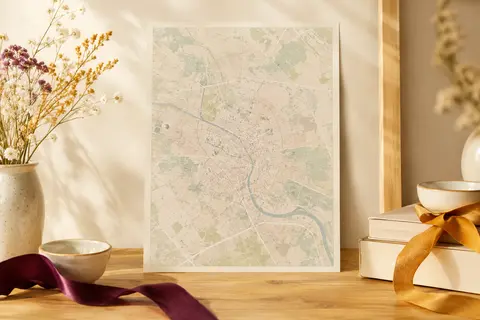 Affiche personnalisée à motif de carte géographique posée dans un décor chaleureux aux tons crème et bois clair.